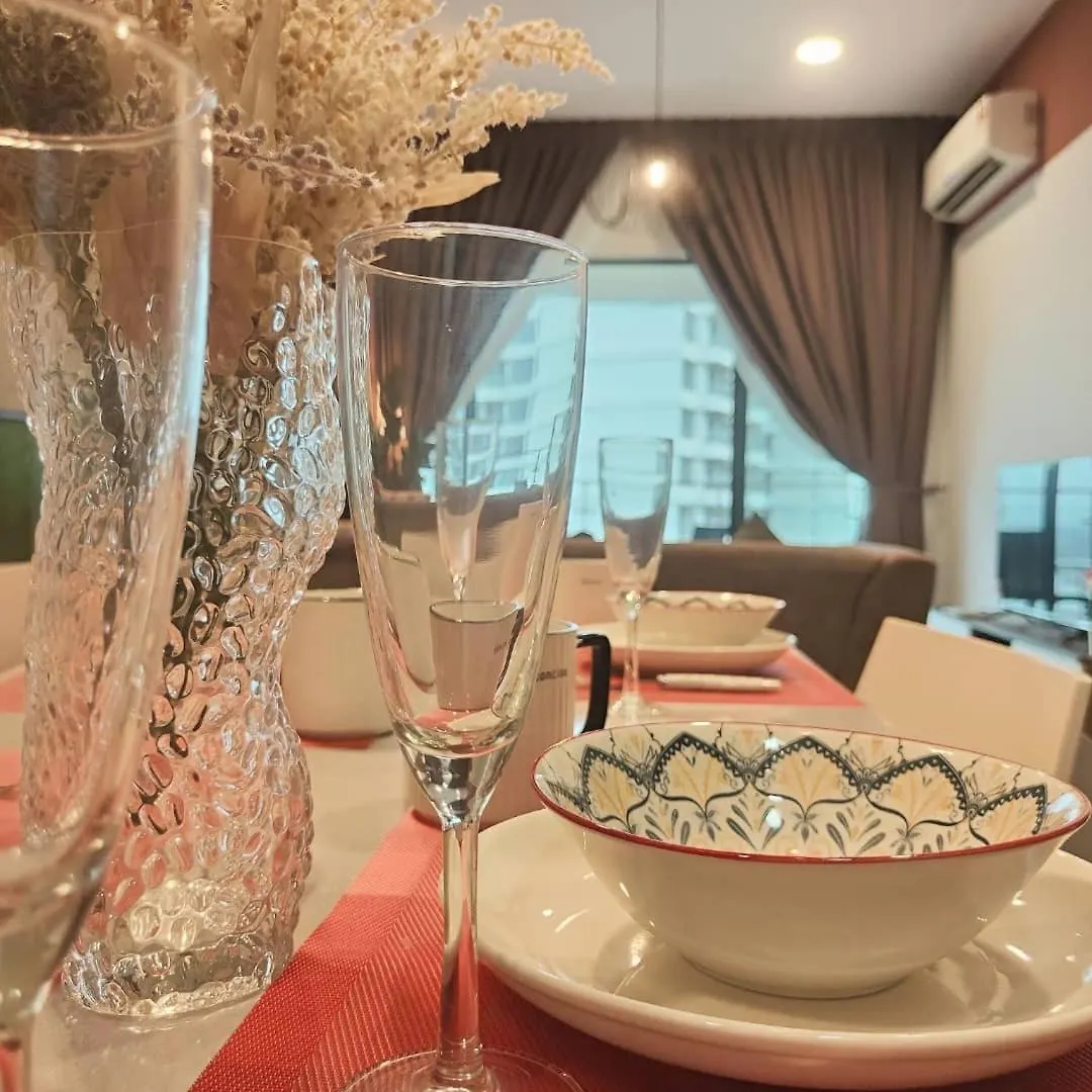 轻奢风三房三厕休闲套房6-12人适合家庭入住 金海湾 Danga Bay Johor Bahru